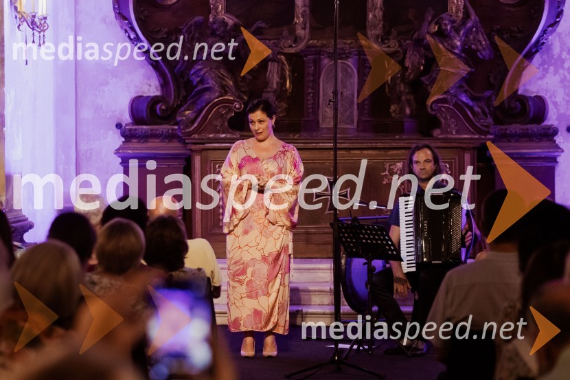  Nuška Drašček, pevka;  Marko Hatlak, harmonikarMarko Hatlak in Nuška Drašček na 72. Ljubljana Festivalu