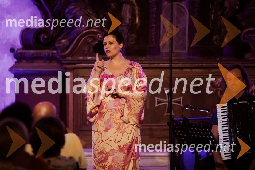  Nuška Drašček, pevka;  Marko Hatlak, harmonikarMarko Hatlak in Nuška Drašček na 72. Ljubljana Festivalu