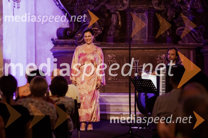  Nuška Drašček, pevka;  Marko Hatlak, harmonikarMarko Hatlak in Nuška Drašček na 72. Ljubljana Festivalu