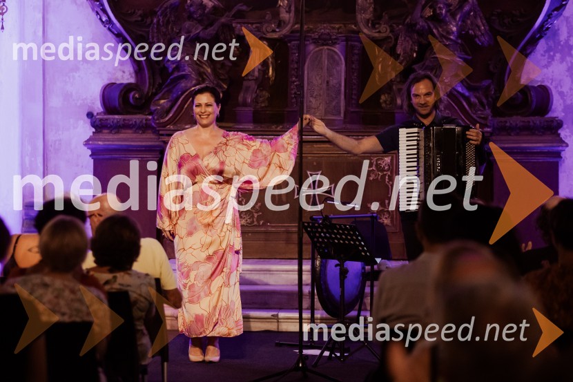  Nuška Drašček, pevka;  Marko Hatlak, harmonikarMarko Hatlak in Nuška Drašček na 72. Ljubljana Festivalu