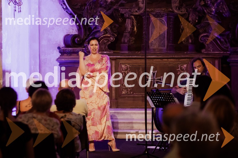  Nuška Drašček, pevka;  Marko Hatlak, harmonikarMarko Hatlak in Nuška Drašček na 72. Ljubljana Festivalu