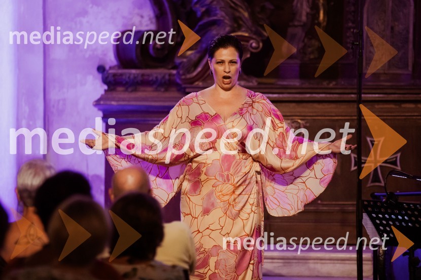  Nuška Drašček, pevkaMarko Hatlak in Nuška Drašček na 72. Ljubljana Festivalu