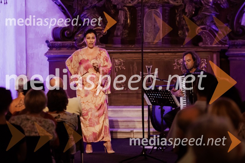  Nuška Drašček, pevka;  Marko Hatlak, harmonikarMarko Hatlak in Nuška Drašček na 72. Ljubljana Festivalu