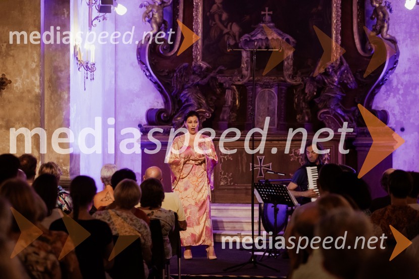  Nuška Drašček, pevka;  Marko Hatlak, harmonikarMarko Hatlak in Nuška Drašček na 72. Ljubljana Festivalu