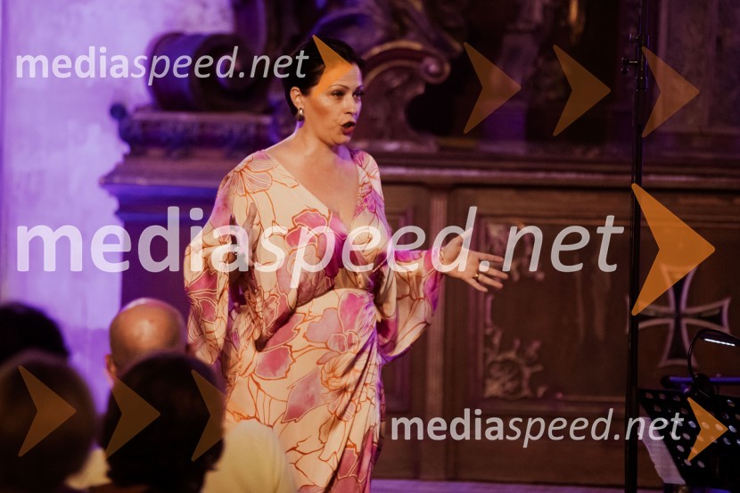  Nuška Drašček, pevkaMarko Hatlak in Nuška Drašček na 72. Ljubljana Festivalu