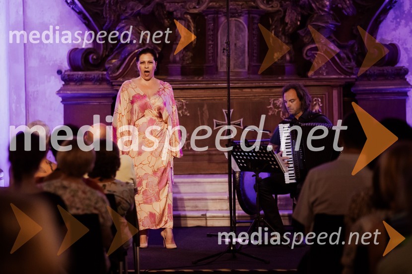  Nuška Drašček, pevka;  Marko Hatlak, harmonikarMarko Hatlak in Nuška Drašček na 72. Ljubljana Festivalu