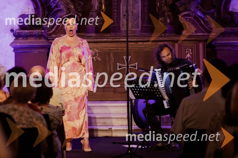  Nuška Drašček, pevka;  Marko Hatlak, harmonikarMarko Hatlak in Nuška Drašček na 72. Ljubljana Festivalu