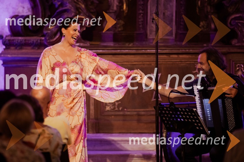  Nuška Drašček, pevka;  Marko Hatlak, harmonikarMarko Hatlak in Nuška Drašček na 72. Ljubljana Festivalu