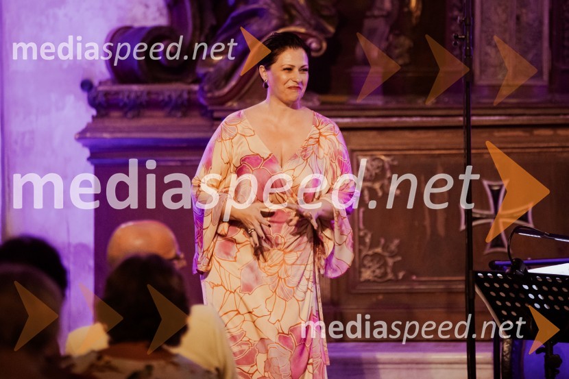  Nuška Drašček, pevkaMarko Hatlak in Nuška Drašček na 72. Ljubljana Festivalu