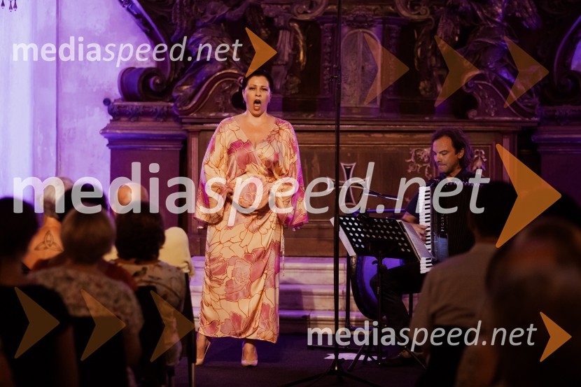  Nuška Drašček, pevka;  Marko Hatlak, harmonikarMarko Hatlak in Nuška Drašček na 72. Ljubljana Festivalu