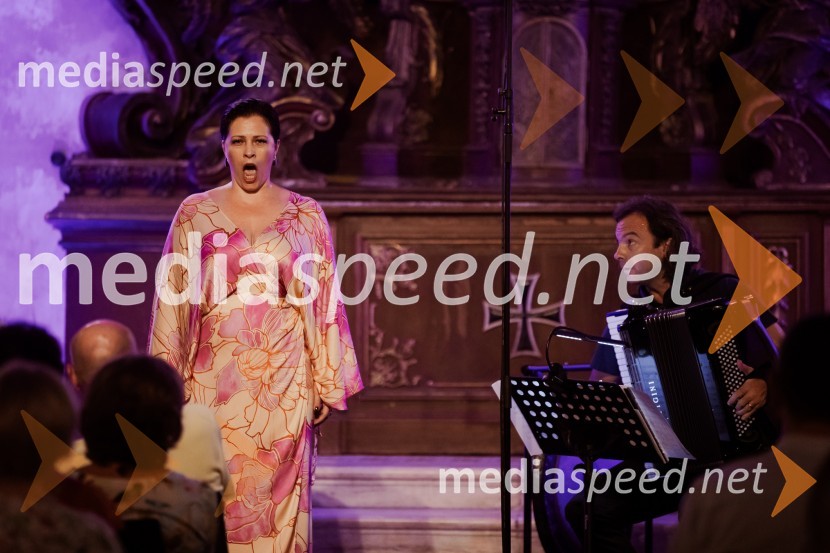  Nuška Drašček, pevka;  Marko Hatlak, harmonikarMarko Hatlak in Nuška Drašček na 72. Ljubljana Festivalu