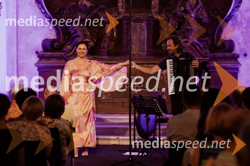  Nuška Drašček, pevka;  Marko Hatlak, harmonikarMarko Hatlak in Nuška Drašček na 72. Ljubljana Festivalu