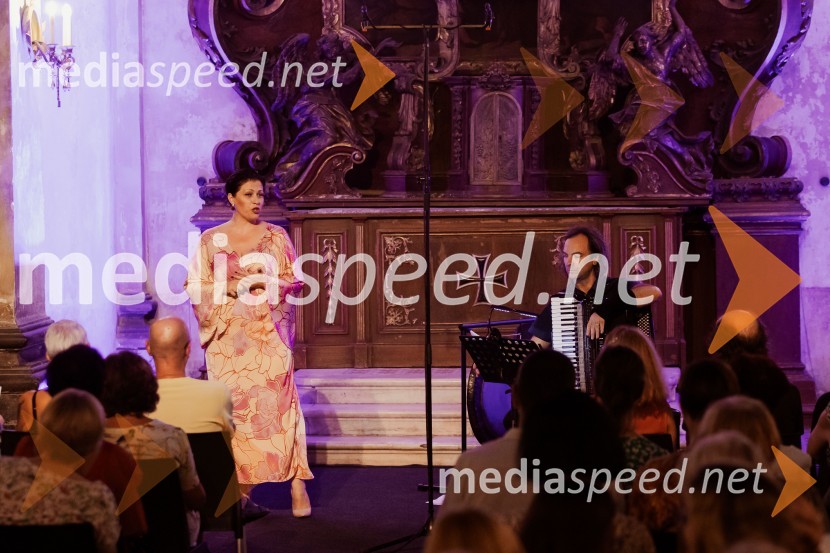  Nuška Drašček, pevka;  Marko Hatlak, harmonikarMarko Hatlak in Nuška Drašček na 72. Ljubljana Festivalu