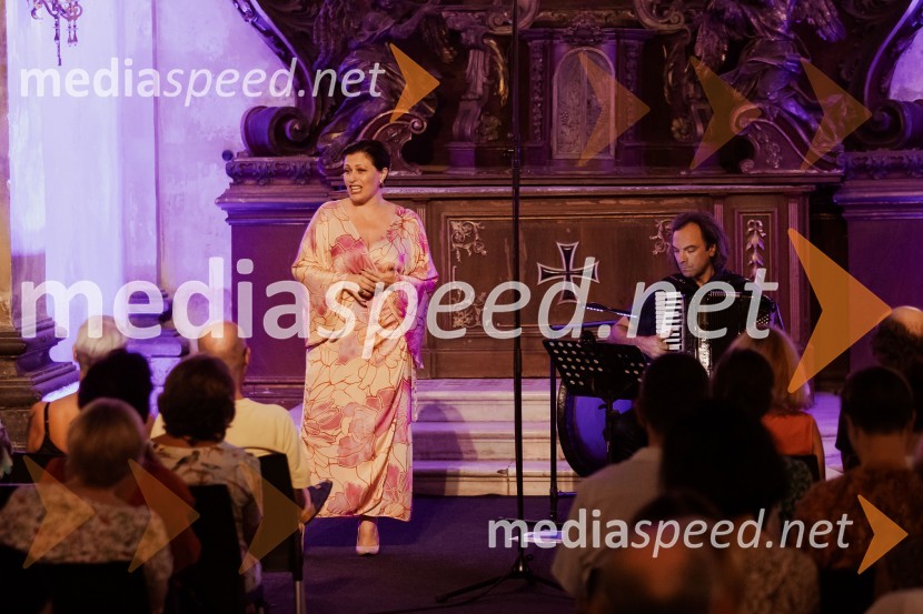  Nuška Drašček, pevka;  Marko Hatlak, harmonikarMarko Hatlak in Nuška Drašček na 72. Ljubljana Festivalu