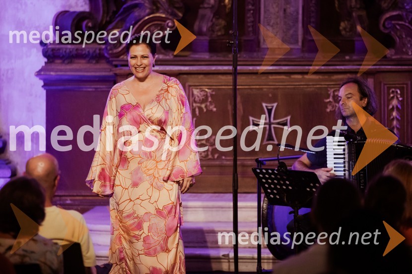  Nuška Drašček, pevka;  Marko Hatlak, harmonikarMarko Hatlak in Nuška Drašček na 72. Ljubljana Festivalu