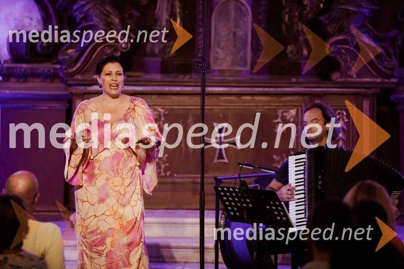  Nuška Drašček, pevka;  Marko Hatlak, harmonikarMarko Hatlak in Nuška Drašček na 72. Ljubljana Festivalu