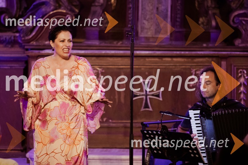  Nuška Drašček, pevka;  Marko Hatlak, harmonikarMarko Hatlak in Nuška Drašček na 72. Ljubljana Festivalu