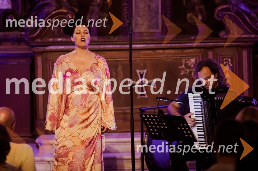  Nuška Drašček, pevka;  Marko Hatlak, harmonikarMarko Hatlak in Nuška Drašček na 72. Ljubljana Festivalu