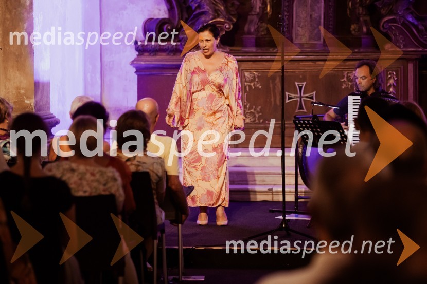  Nuška Drašček, pevka;  Marko Hatlak, harmonikarMarko Hatlak in Nuška Drašček na 72. Ljubljana Festivalu