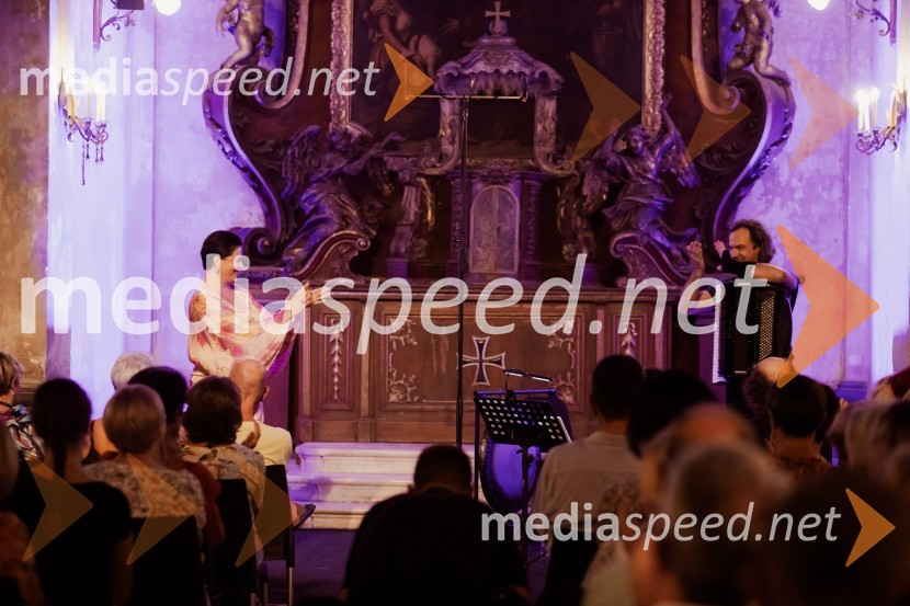  Nuška Drašček, pevka;  Marko Hatlak, harmonikarMarko Hatlak in Nuška Drašček na 72. Ljubljana Festivalu