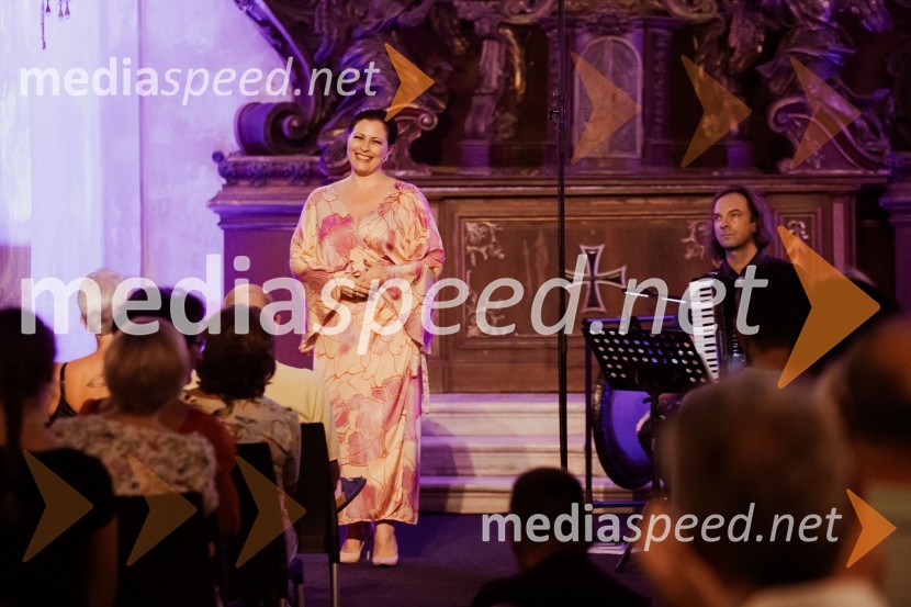  Nuška Drašček, pevka;  Marko Hatlak, harmonikarMarko Hatlak in Nuška Drašček na 72. Ljubljana Festivalu