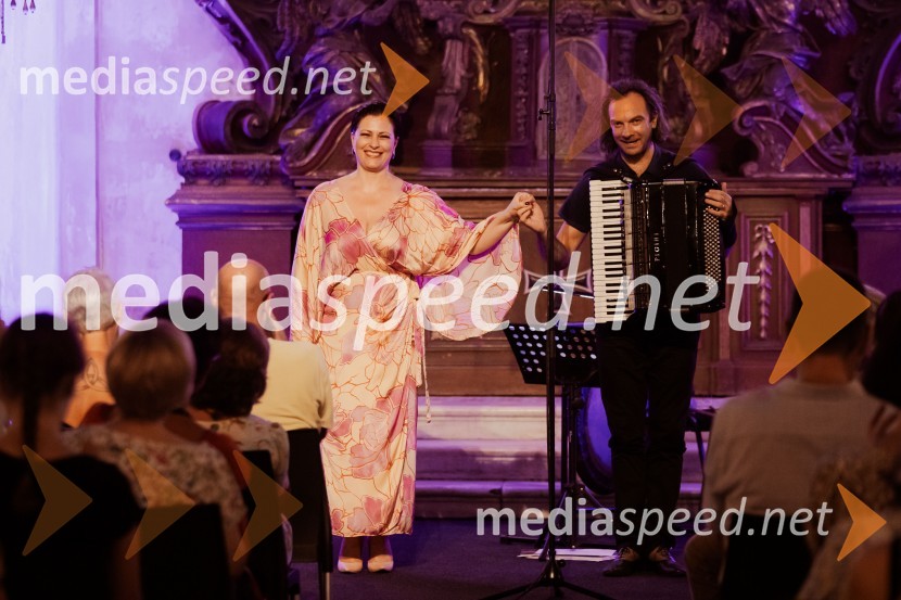  Nuška Drašček, pevka;  Marko Hatlak, harmonikarMarko Hatlak in Nuška Drašček na 72. Ljubljana Festivalu