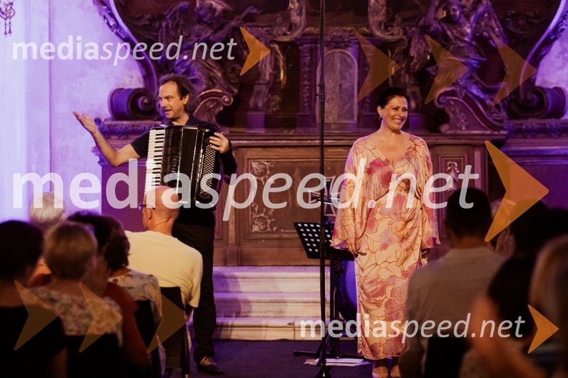  Marko Hatlak, harmonikar;  Nuška Drašček, pevkaMarko Hatlak in Nuška Drašček na 72. Ljubljana Festivalu