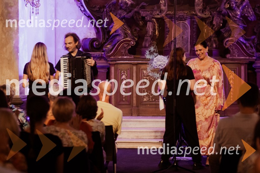  Marko Hatlak, harmonikar;  Nuška Drašček, pevkaMarko Hatlak in Nuška Drašček na 72. Ljubljana Festivalu