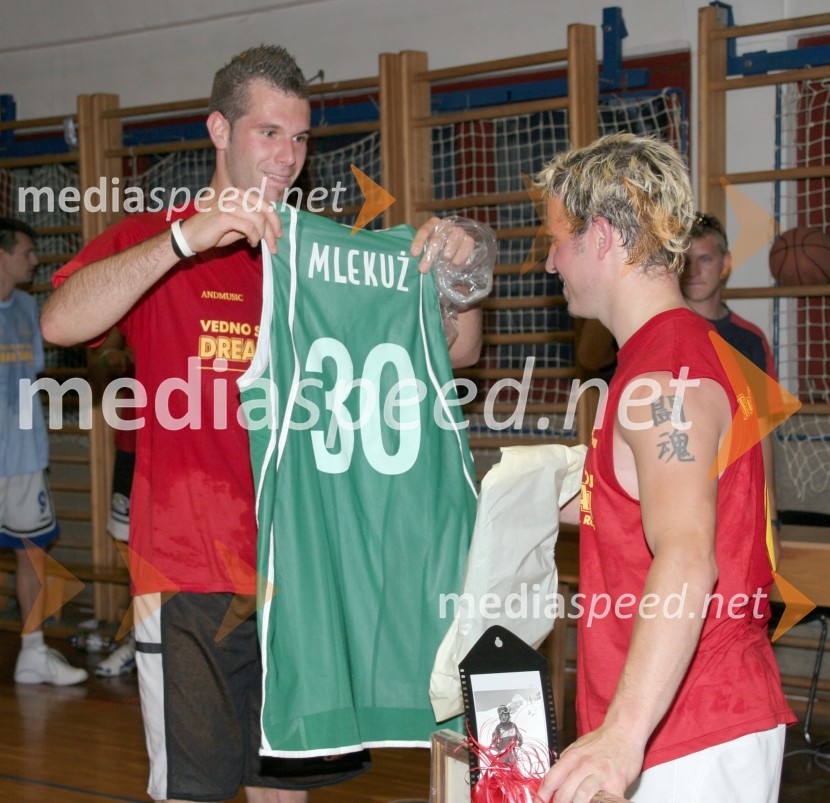 Košarkar Sani Bečirovič je Reneju Mlekužu izročil košarkarski dres Uniona Olimpije z Rejenevim priimkomRene Mlekuž poslovilna tekma