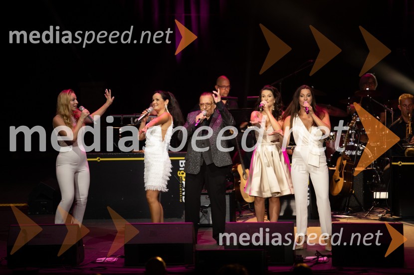  Jasmina Šmarčan Kališnik, glasbenica, skupina Chicas;  Maša Uranjek Frece, glasbenica, skupina Chicas;  Oto Pestner, pevec;  Tina Poljanšek, glasbenica, skupina Chicas;  Hermina Matjašič Veber, glasbenica, skupina ChicasOto Pestner & Moje dame na 72. Ljubljana Festivalu