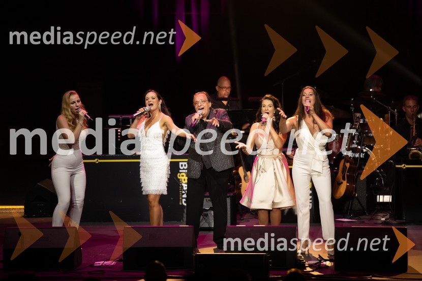  Jasmina Šmarčan Kališnik, glasbenica, skupina Chicas;  Maša Uranjek Frece, glasbenica, skupina Chicas;  Oto Pestner, pevec;  Tina Poljanšek, glasbenica, skupina Chicas;  Hermina Matjašič Veber, glasbenica, skupina ChicasOto Pestner & Moje dame na 72. Ljubljana Festivalu