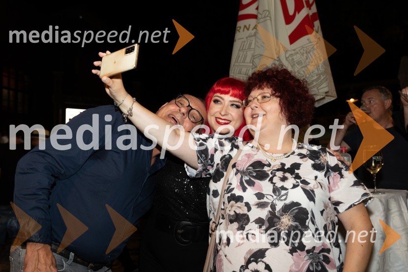  ... ;  Nastja  Vodenik, članica skupine Perpetuum Jazzile, Bassless;  ... Oto Pestner & Moje dame na 72. Ljubljana Festivalu