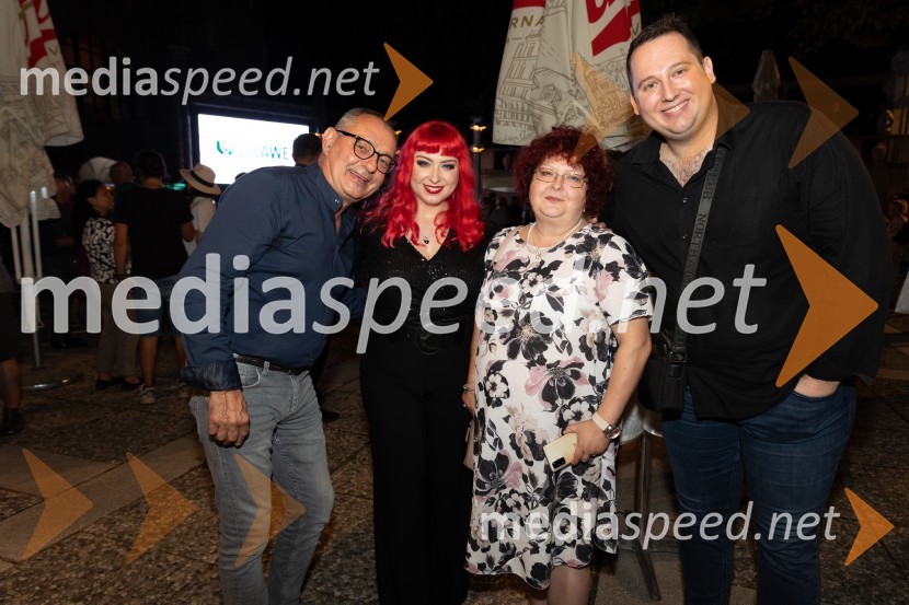  ... ;  Nastja  Vodenik, članica skupine Perpetuum Jazzile, Bassless;  ... ;  ... Oto Pestner & Moje dame na 72. Ljubljana Festivalu