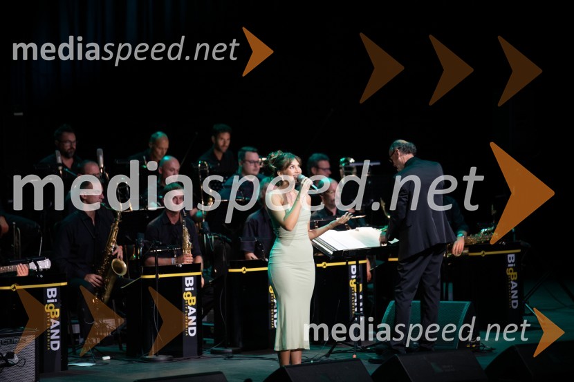  Saša Lešnjek, pevka, igralkaOto Pestner & Moje dame na 72. Ljubljana Festivalu