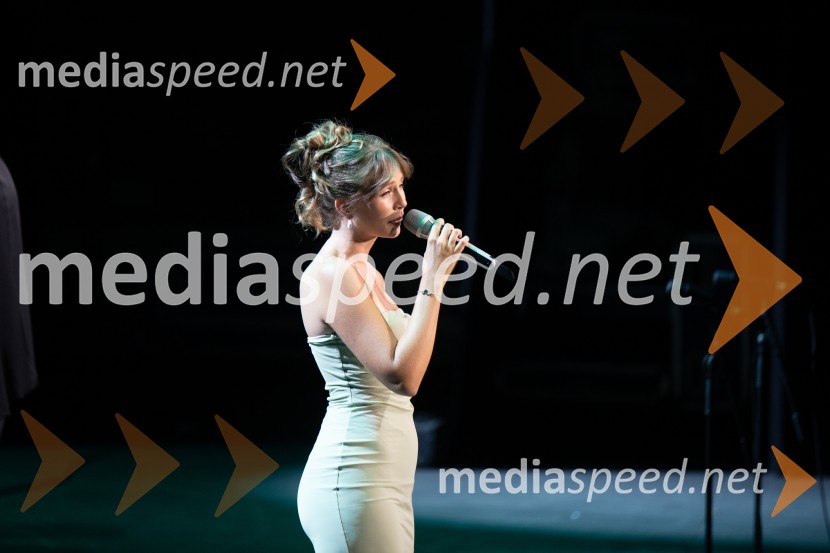  Saša Lešnjek, pevka, igralkaOto Pestner & Moje dame na 72. Ljubljana Festivalu