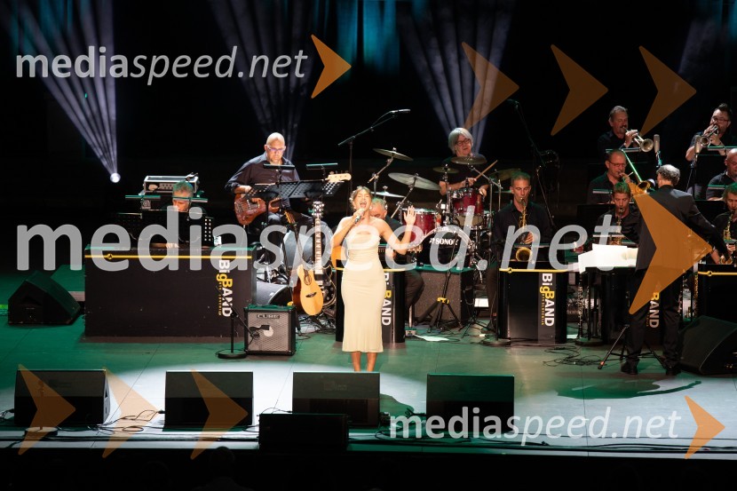  Saša Lešnjek, pevka, igralkaOto Pestner & Moje dame na 72. Ljubljana Festivalu