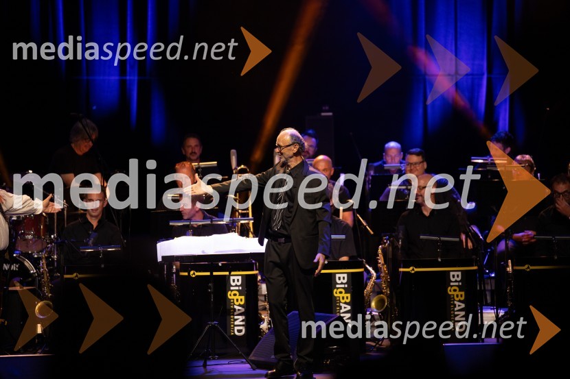  Lojze  Krajnčan, dirigent Big Banda RTV Slovenija Oto Pestner & Moje dame na 72. Ljubljana Festivalu