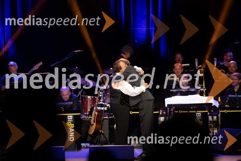  Oto Pestner, pevec;  Lojze  Krajnčan, dirigent Big Banda RTV Slovenija Oto Pestner & Moje dame na 72. Ljubljana Festivalu