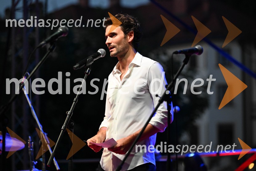  Janoš Kern, direktor Imago SloveniaeČompe in Katalena na festivalu Noči v stari Ljubljani