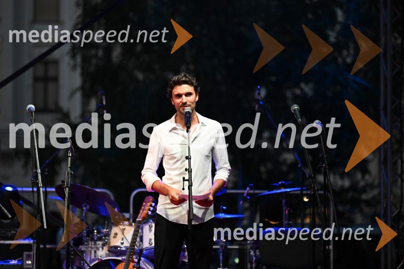  Janoš Kern, direktor Imago SloveniaeČompe in Katalena na festivalu Noči v stari Ljubljani