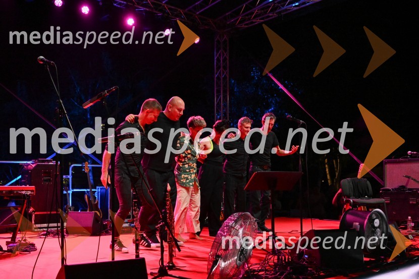  Robert Rebolj, skupina Katalena;  Boštjan Gombač, glasbenik;  Polona Janežič, glasbenica, skupina Katalena;  Vesna Zornik, pevka, skupina Katalena;  Tibor Mihelič Syed, direktor, Kino Šiška;  Boštjan Narat, glasbenikČompe in Katalena na festivalu Noči v stari Ljubljani