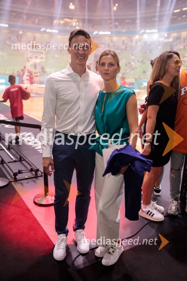  Peter  Prevc, smučarski skakalec;  Mina PrevcPoslovilna tekma Gorana Dragića v Stožicah