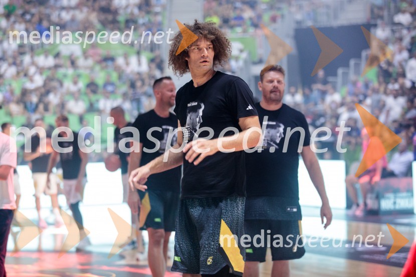  Robin Lopez, košarkarPoslovilna tekma Gorana Dragića v Stožicah