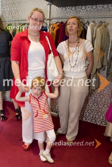 Mateja Nose Marolt s hčerko in Helena PrimcEna obleka za popolne počitnice, predstavitev