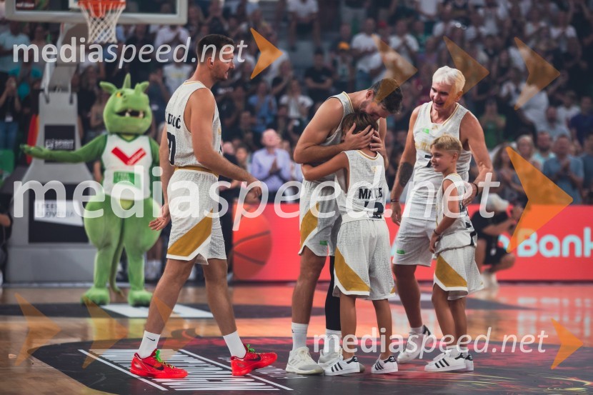  Zoran Dragić, košarkar;  Goran Dragić, košarkar;  Mateo Dragić;  ... ;  Marinko DragićPoslovilna tekma Gorana Dragića v Stožicah