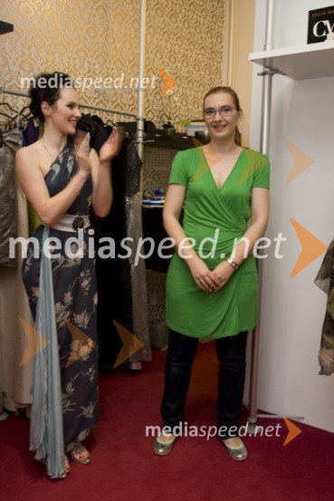 Ana Jurkovič, manakenka in Mojca Celin, modna oblikovalkaEna obleka za popolne počitnice, predstavitev