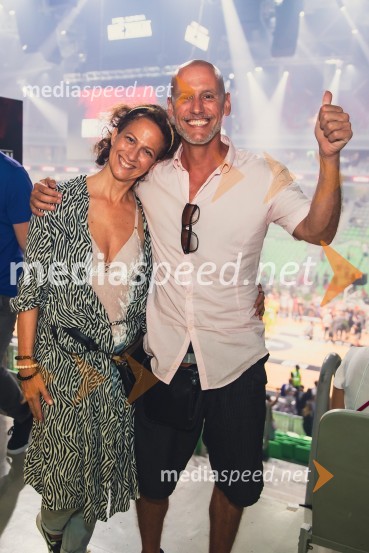  Nika  Veger, stilistka;  Peter Poles, televizijski voditeljPoslovilna tekma Gorana Dragića v Stožicah