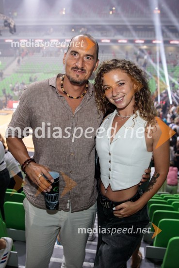  Vid  Valič, stand-up komik, voditelj;  Valentina ZajtlPoslovilna tekma Gorana Dragića v Stožicah