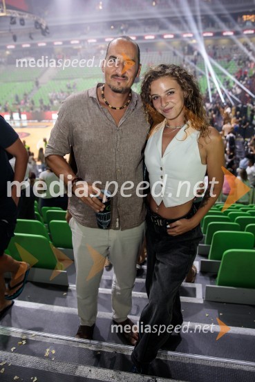  Vid  Valič, stand-up komik, voditelj;  Valentina ZajtlPoslovilna tekma Gorana Dragića v Stožicah