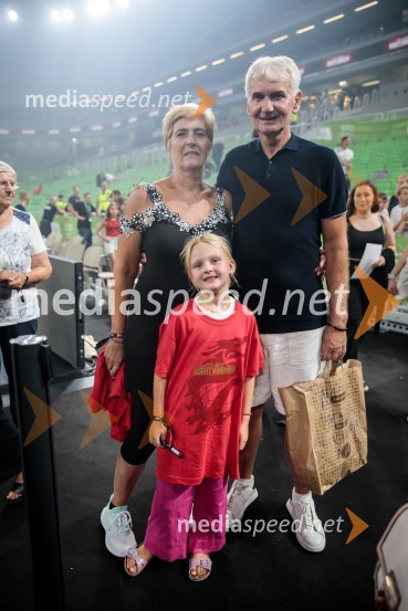  Mojca Dragić;  ... ;  Marinko DragićPoslovilna tekma Gorana Dragića v Stožicah